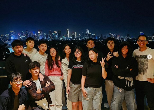 Tak hanya dirayakan bersama sang ayah, Kenzo rupanya juga mengundang para sahabat dan kekasihnya, Lovely. Dalam foto terlihat Kenzo merangkul mesra Lovely, putri aktris Angel Karamoy. Foto: Instagram/@ariwibowo_official