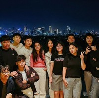 Tak hanya dirayakan bersama sang ayah, Kenzo rupanya juga mengundang para sahabat dan kekasihnya, Lovely. Dalam foto terlihat Kenzo merangkul mesra Lovely, putri aktris Angel Karamoy. Foto: Instagram/@ariwibowo_official