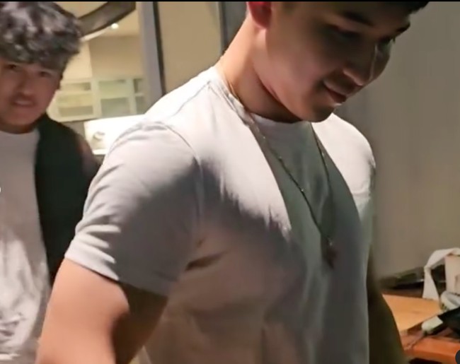 Mengenakan kaos putih, anak Ari Wibowo dan Inge Anugrah itu tampak ikut memasak. Melihat dari caranya memasak, tampaknya Kenzo sudah cukup mahir. Foto: Instagram/@ariwibowo_official