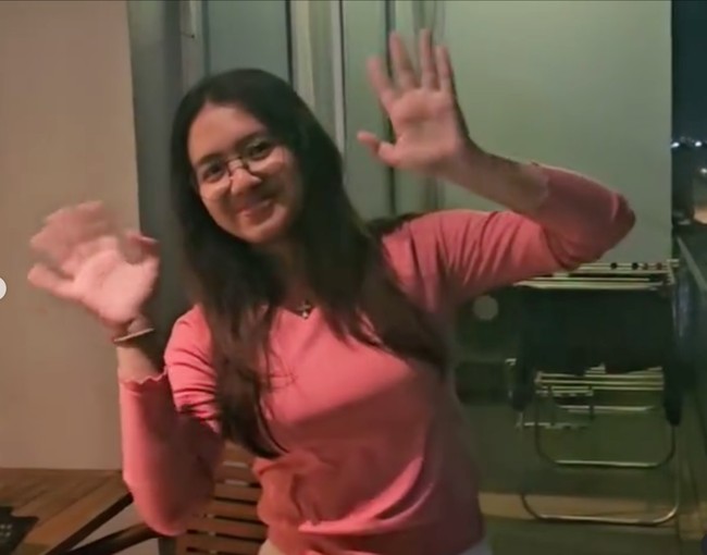 Mengenakan kaos merah muda, Lovely menemani Kenzo yang sedang memasak. Ketika disorot kamera, putri Angel Karamoy dan Steven Rumangkang itu langsung tersenyum sambil melambaikan tangan ke arah kamera. Foto: Instagram/@ariwibowo_official