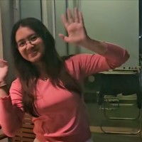 Mengenakan kaos merah muda, Lovely menemani Kenzo yang sedang memasak. Ketika disorot kamera, putri Angel Karamoy dan Steven Rumangkang itu langsung tersenyum sambil melambaikan tangan ke arah kamera. Foto: Instagram/@ariwibowo_official