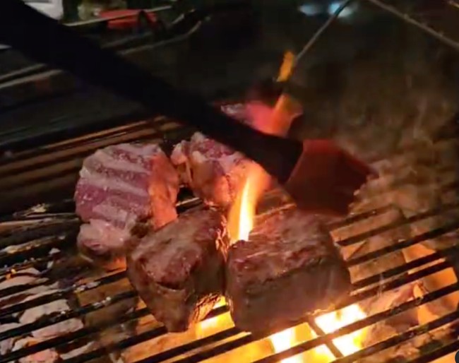 Dirayakan secara sederhana, dalam unggahan di akun Instagram Ari Wibowo terlihat Kenzo dan para tamu undangan yang hadir asik BBQ-an. Foto: Instagram/@ariwibowo_official