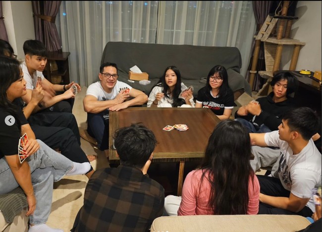 Acara ulang tahun Kenzo tampak semakin seru kala Ari dan para tamu undangan yang hadir ikut bermain kartu bersama-sama. Duduk bersebelahan, Kenzo dan Lovely juga terlihat sudah tak malu-malu lagi menunjukkan kebersamaan mereka di depan Ari Wibowo. Foto: Instagram/@ariwibowo_official