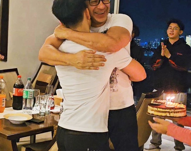 Putra sulung Ari Wibowo, Kenzo, baru saja berulang tahun yang ke-16. Dirayakan bersama Ari Wibowo, Kenzo tampak mendapat pelukan mesra dan kejutan dari sang ayah di hari ulang tahunnya itu. Foto: Instagram/@ariwibowo_official