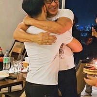 Putra sulung Ari Wibowo, Kenzo, baru saja berulang tahun yang ke-16. Dirayakan bersama Ari Wibowo, Kenzo tampak mendapat pelukan mesra dan kejutan dari sang ayah di hari ulang tahunnya itu. Foto: Instagram/@ariwibowo_official