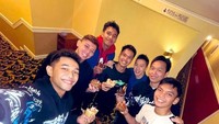 Momen manis sering terjadi di tengah-tengah perjalanan untuk melakukan pertandingan. Beberapa kue cokelat tiba-tiba dihadirkan untuk merayakan ulang tahun salah satu atlet bersama-sama. Foto: Instagam Anthony Ginting