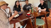 Usai keliling dunia untuk bertanding, pulang ke Bandung menjadi waktu bagi Ginting dan keluarga. Mengajak serta kekasihnya, Ginting asyik wisata kuliner yang enak. Foto: Instagam Anthony Ginting