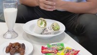 Beberapa camilan sehat dikonsumsinya saat bersantai di asrama. Camilan oat, kurma, hingga salad wrap jadi menu makanannya. Foto: Instagam Anthony Ginting
