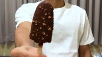 Usai latihan bulu tangkis, Anthony menyebut ia suka makan es krim rasa cokelat yang tersedia di kamarnya. Foto: Instagam Anthony Ginting