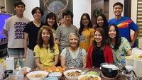 Ketika pulang ke rumah, Anthony Ginting tak pernah melewatkan waktu bersama keluarga. Makan malam dengan menu yang komplet dan meriah disajikan untuk disantap bersama. Foto: Instagam Anthony Ginting
