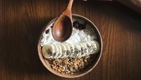 Menu sarapan sehat sesekali juga dipilihnya. Semangkuk yogurt bowl yang dilengkapi buah dan biji-bijian disantapnya sebelum mulai latihan. Foto: Instagam Anthony Ginting