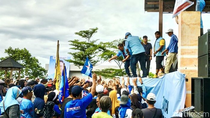Ketua TKD Prabowo-Gibran Parepare bagi-bagi uang saat acara jalan sehat.