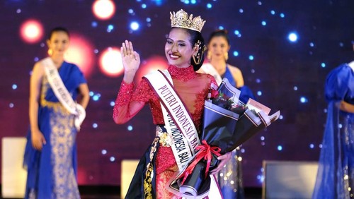 Ketut Permata Juliastrid Sari saat dinobatkan sebagai Puteri Indonesia Bali 2024 dalam babak final di Balai Budaya Giri Nata Mandala, Kabupaten Badung, Sabtu malam (27/1/2024). (Foto: Istimewa)