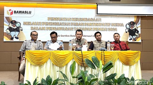 Komisioner Bawaslu NTB menggelar konferensi pers di Hotel Lombok Garden Mataram, pada Minggu (4/2/2024). (Foto: Helmy Akbar/detikBali)