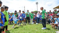 Sejak awal kehadirannya di Indonesia pada 1974, Nestlé MILO senantiasa berkomitmen untuk turut mewujudkan generasi masa depan Indonesia yang sehat, aktif, dan berkarakter tangguh melalui berbagai rangkaian inisiatif dan program bagi masyarakat Indonesia. Merayakan 50 tahun Nestlé MILO di Indonesia, salah satu program yang diusung ialah MILO National Championship 2024, kompetisi sepak bola bagi anak usia sekolah, yang merupakan bagian dari gerakan MILO ACTIV Indonesia, Minggu (4/2/2024). Mantan pemain Tim Nasional Riko Simanjuntak yang turut hadir.