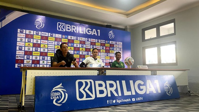 Konferensi pers Pelatih Persebaya Paul Munster jelang laga kontra Bhayangkara Presisi.