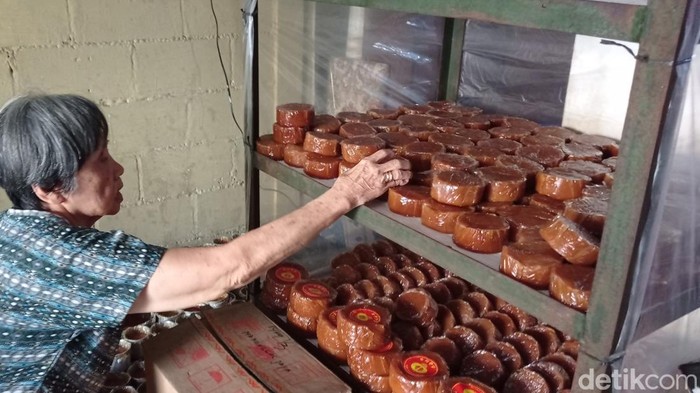 Proses produksi Kue Keranjang Lampion di rumah produksinya di Jalan Tukangan Nomor 43, Danurejan, Kota Jogja, Minggu (4/2).