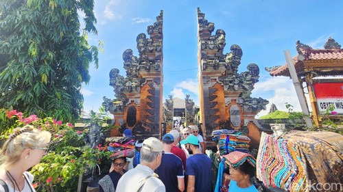 Kunjungan Wisatawan ke Objek wisata Kerta Gosa Klungkung, Sabtu (3/2/2024). (Putu Krista/detikBali)