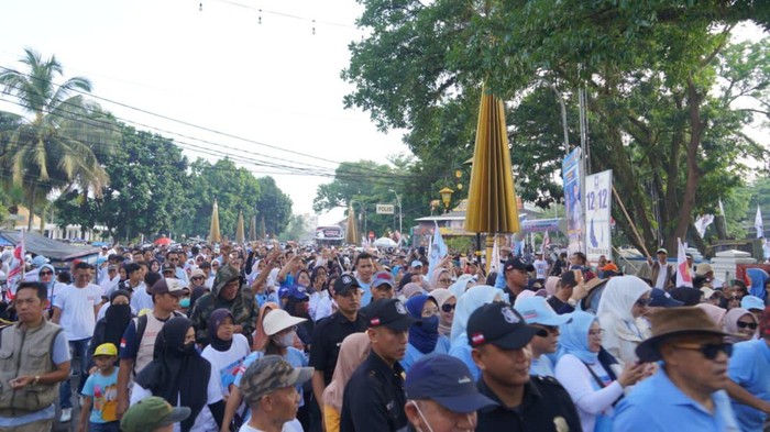 Relawan Prabowo Gibran melakukan kampanye dalam bentuk jalan sehat di Taman Kota Tasikmalaya.