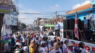 Lautan Manusia Iringi Kampanye Jalan Sehat Relawan Prabowo-Gibran di Tasik