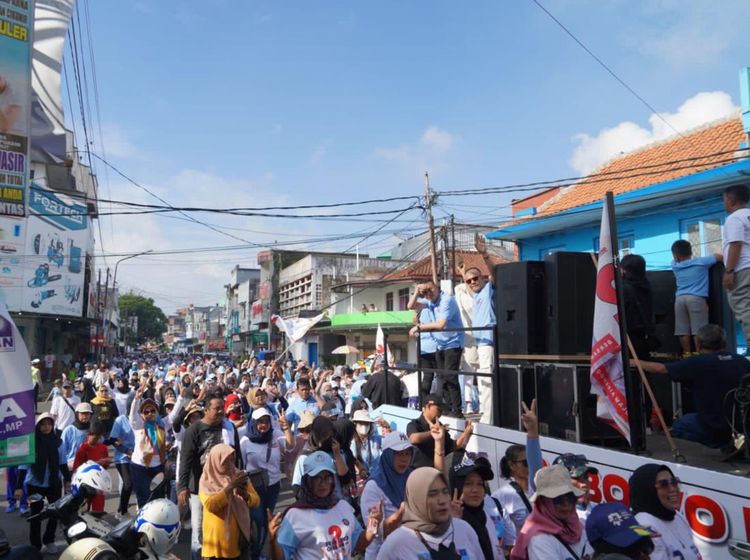 Lautan Manusia Iringi Kampanye Jalan Sehat Relawan Prabowo-Gibran di Tasik