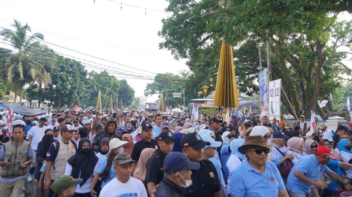 Lautan Manusia Iringi Kampanye Jalan Sehat Relawan Prabowo-Gibran di Tasik Relawan Prabowo Gibran melakukan kampanye dalam bentuk jalan sehat di Taman Kota Tasikmalaya.