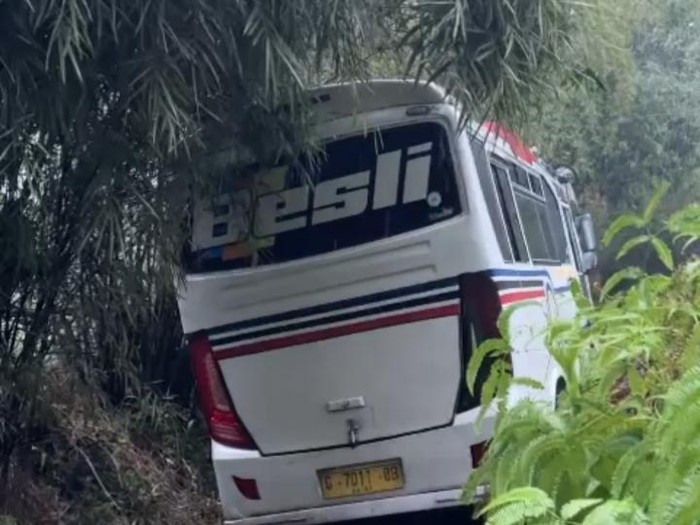Tangkapan layar video dari warga Paninggaran memperlihatkan longsor mengimpit bus di Kecamatan Paninggaran, Kabupaten Pekalongan, Minggu (4/2/2024).