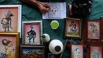 Melihat Pembuatan Suvenir Kaca Lukis di Solo