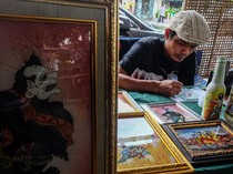 Melihat Pembuatan Suvenir Kaca Lukis di Solo