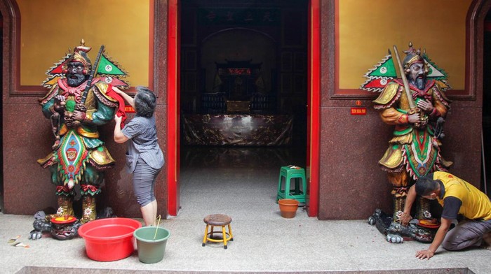 Melihat Persiapan Sambut Imlek di Klenteng Tjong Hok Kiong Sidoarjo Warga Tionghoa membersihkan patung dewa di Tempat Ibadah Tri Dharma (TITD) Klenteng Tjong Hok Kiong, Sidoarjo, Jawa Timur, Minggu (4/2/2024). Kegiatan membersihkan Rupang atau patung dewa dan berbagai kelengkapan alat ibadah itu dalam rangkaian menyambut Tahun Baru Imlek 2024/2575 yang merupakan tahun Naga Kayu. ANTARA FOTO/Umarul Faruq/aww.
