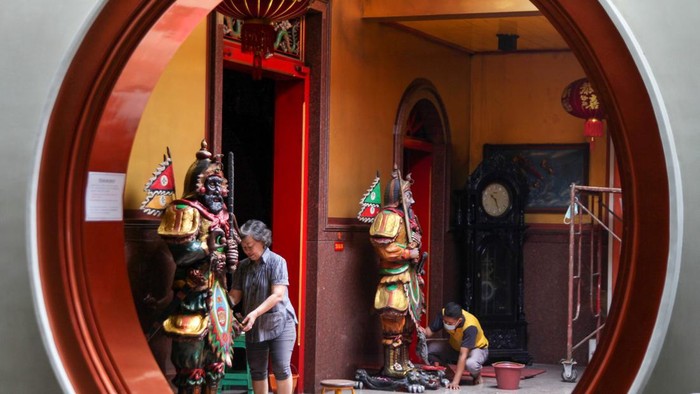 Melihat Persiapan Sambut Imlek di Klenteng Tjong Hok Kiong Sidoarjo Warga Tionghoa membersihkan patung dewa di Tempat Ibadah Tri Dharma (TITD) Klenteng Tjong Hok Kiong, Sidoarjo, Jawa Timur, Minggu (4/2/2024). Kegiatan membersihkan Rupang atau patung dewa dan berbagai kelengkapan alat ibadah itu dalam rangkaian menyambut Tahun Baru Imlek 2024/2575 yang merupakan tahun Naga Kayu. ANTARA FOTO/Umarul Faruq/aww.