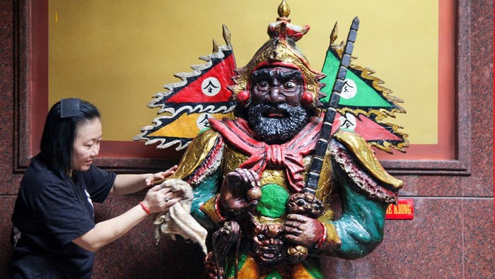Warga Tionghoa membersihkan patung dewa di Tempat Ibadah Tri Dharma (TITD) Klenteng Tjong Hok Kiong, Sidoarjo, Jawa Timur, Minggu (4/2/2024). Kegiatan membersihkan Rupang atau patung dewa dan berbagai kelengkapan alat ibadah itu dalam rangkaian menyambut Tahun Baru Imlek 2024/2575 yang merupakan tahun Naga Kayu. ANTARA FOTO/Umarul Faruq/aww.