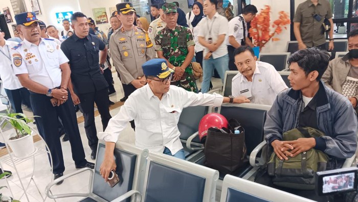 Menhub Budi Gunadi Sumadi di Terminal Guntur, Kabupaten Garut, Minggu (4/2/2023).