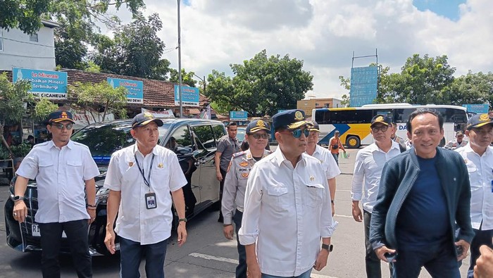 Menhub Budi Karya kunjungi Terminal Cicaheum, Bandung, Jawa Barat.