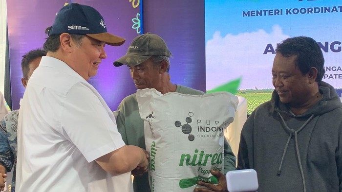 Menko Perekonomian Airlangga Hartarto beri diskon 40% pupuk non subsidi ke petani di Bekasi.