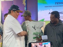 Airlangga Bagikan Pupuk Murah ke Petani di Bekasi