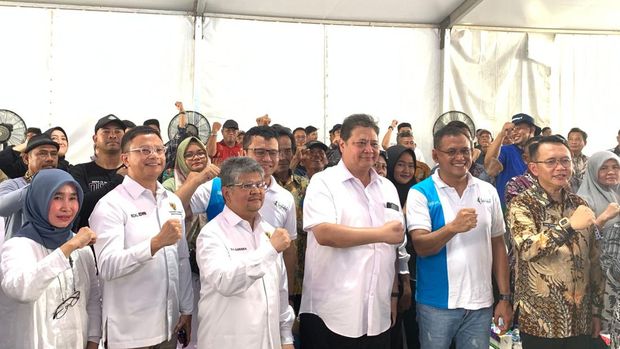 Menko Perekonomian Airlangga Hartarto beri diskon 40% pupuk non subsidi ke petani di Bekasi.
