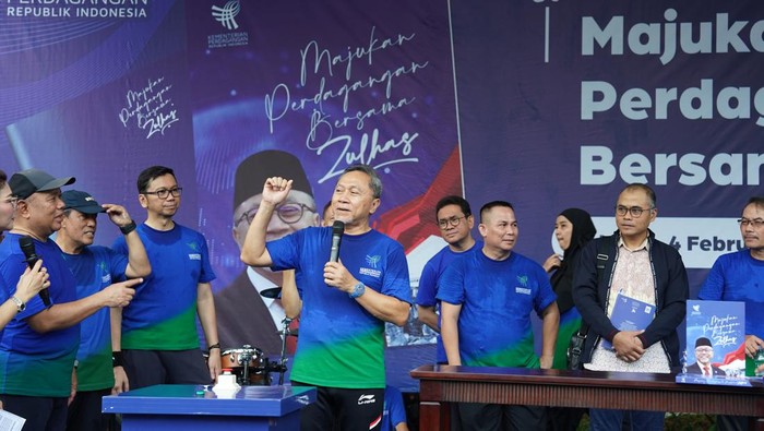 Menteri Perdagangan RI Zulkifli Hasan Senam Sehat Bersama Keluarga Kementerian Perdagangan sekaligus Peluncuran Buku Capaian Kinerja Mendag di Kompleks Kemendag pagi ini.