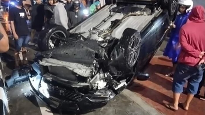 Mobil terguling di Jalan AP Pettarani Makassar.