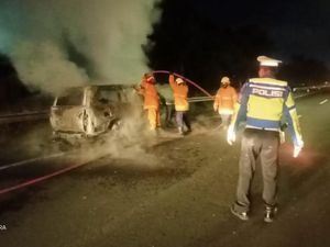 Mobil Toyota Land Cruiser Ludes Terbakar di Tol Dupak