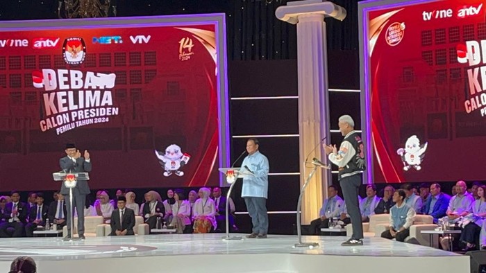 Momen Anies Acungkan 2 Jempol ke Ganjar