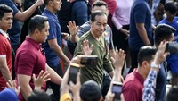 Jokowi juga menyapa warga yang memadati Lapangan Gasibu. 