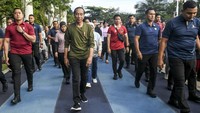 Jokowi memulai kegiatan jalan santai pada pukul 07.00 WIB.