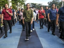 Momen Jokowi Jalan Santai di Lapangan Gasibu Bandung