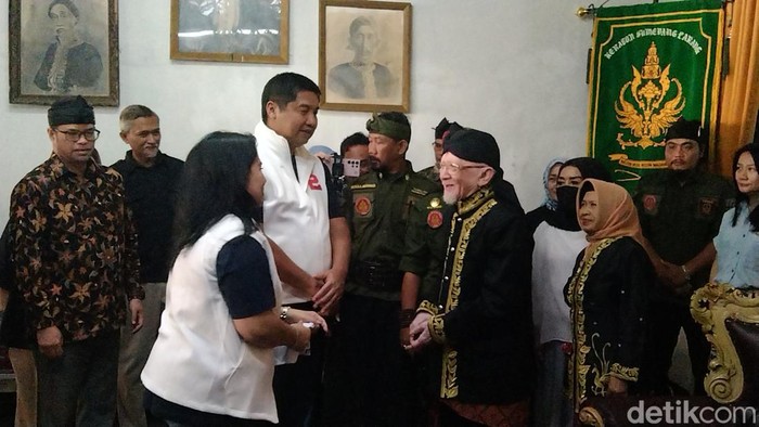 Momen Maruarar Sirait bertemu Sri Radya Pangawulan Sumedang Larang Khadimallah Paheutnga Darussalam H.I Lukman Soemadisoeria