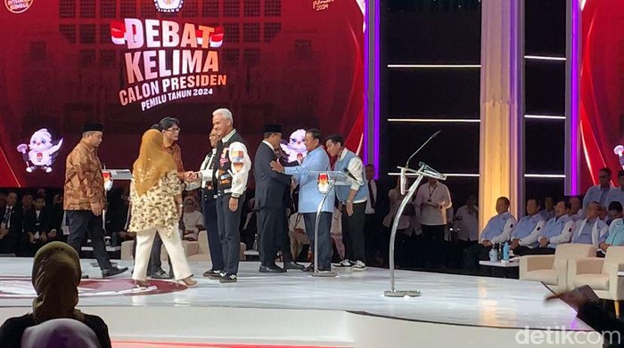 Momen para paslon bersalaman menutup acara debat kelima pilpres. (Anggi Muliawati/detikcom)