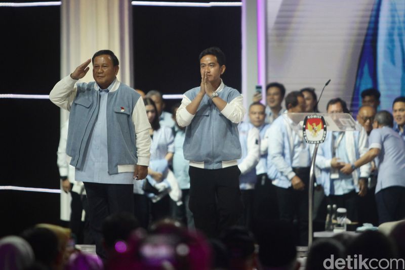 KPU RI menggelar debat kelima atau debat pamungkas Pilpres 2024 malam ini. Sebelum acara dimulai, ketiga pasangan calon presiden dan wakil presiden saling bersalaman. Debat digelar di JCC Senayan, Jakarta, Minggu (4/2/2024).