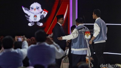 Momen Paslon Naik Panggung, Prabowo-Gibran Salami Anies