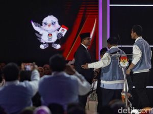 Momen Paslon Naik Panggung, Prabowo-Gibran Salami Anies