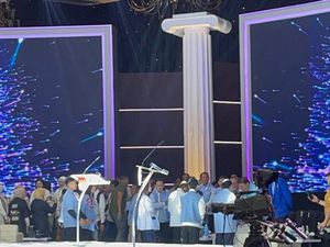 Momen Prabowo Diskusi dengan Ketum KIM Saat Jeda Iklan Debat